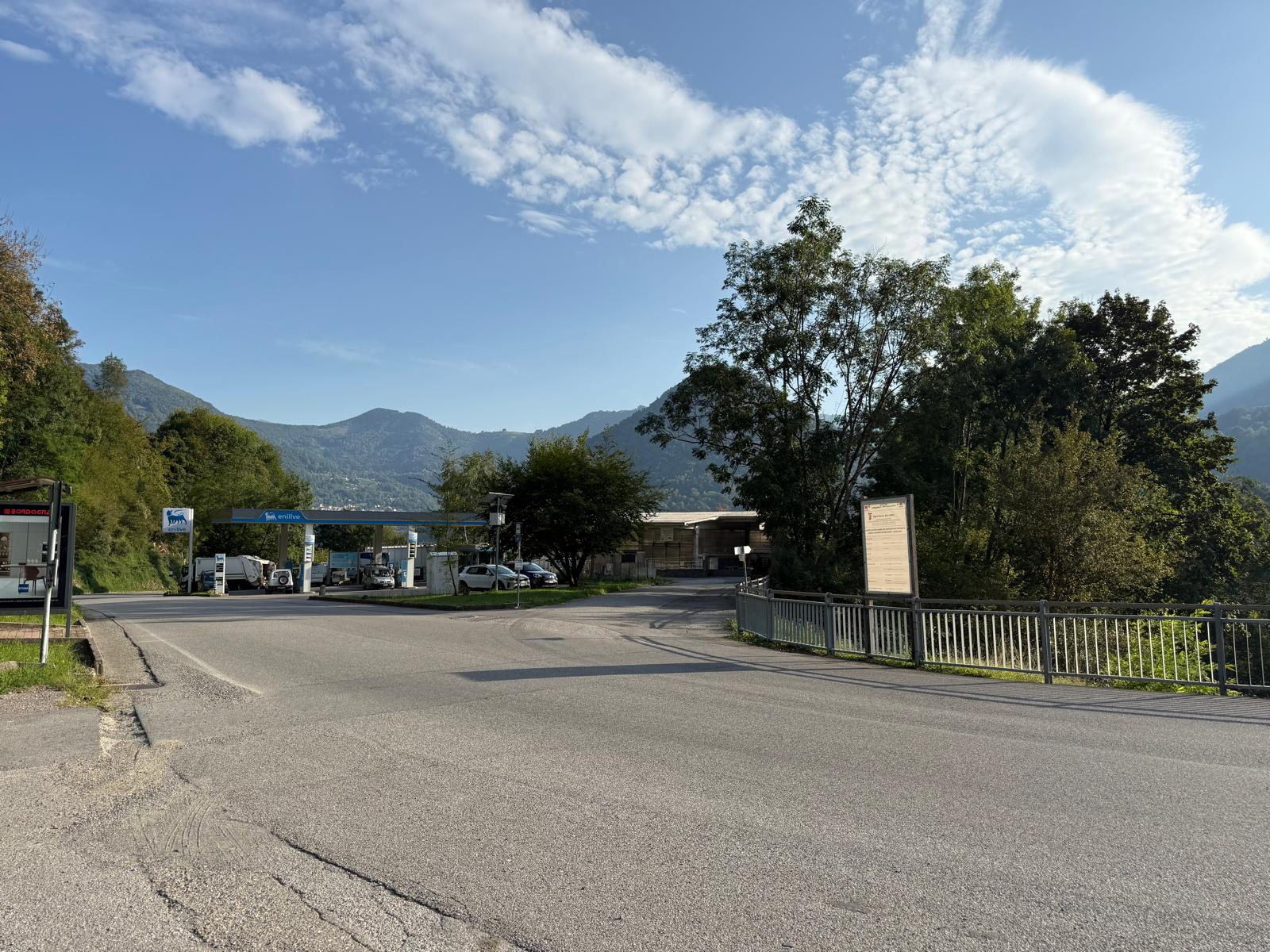 Ingresso di Centro Valle Intelvi arrivando da Argegno, con il distributore Enilive e il paesaggio della Valle
