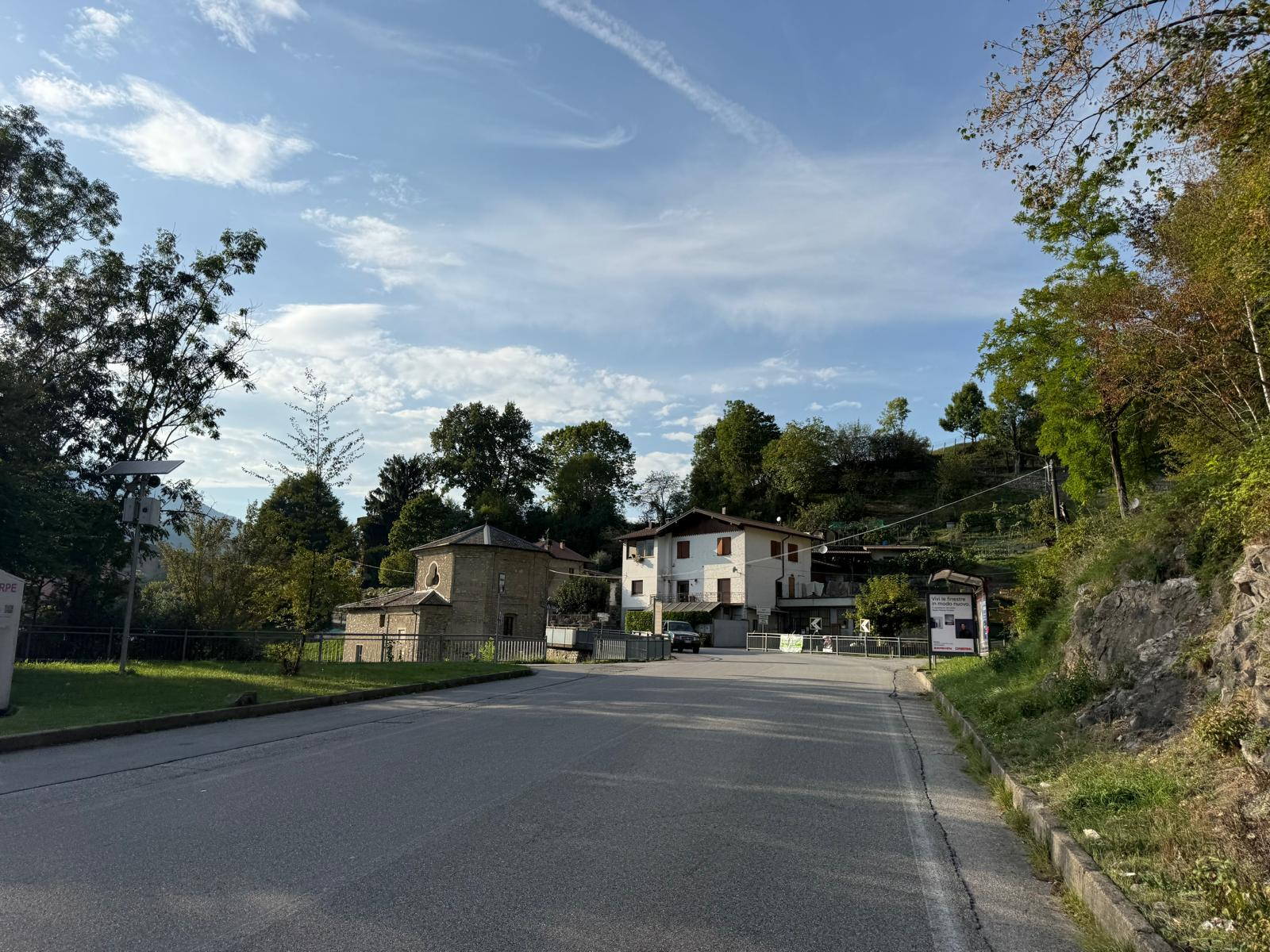 Abitazioni e edificio religioso vicino alla viabilità di Castiglione Intelvi