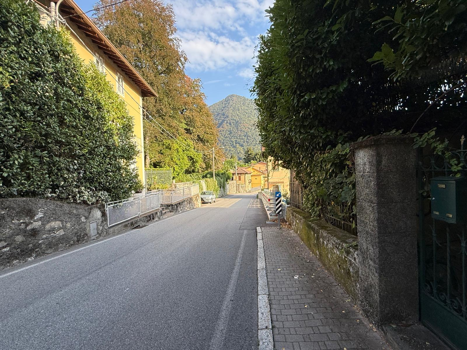 Strada stretta tra abitazioni a Dizzasco, Valle d’Intelvi