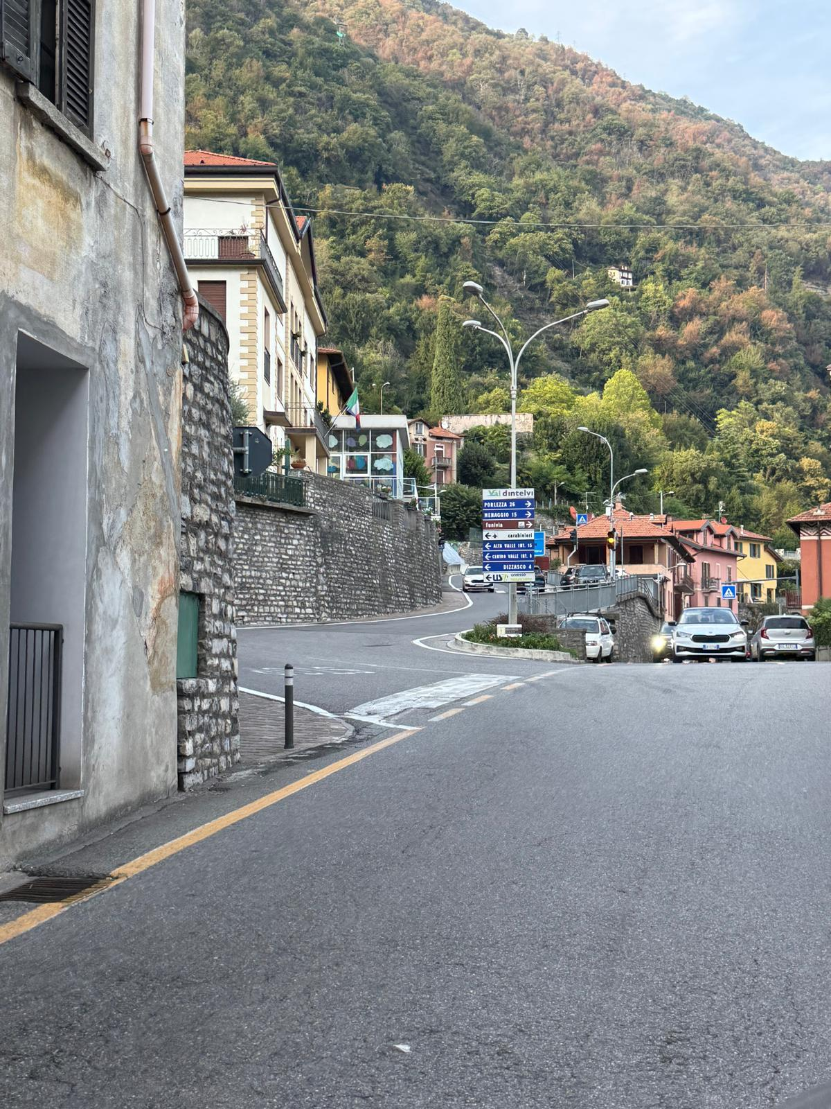 Viabilità con muri, abitazioni e incroci nella Valle d’Intelvi